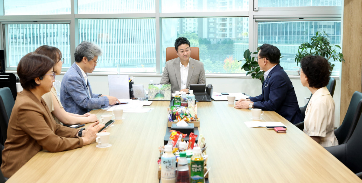 ▲김진경 경기도의회 의장이 경기도의회 집무실에서 관계자들과 테이블을 둘러싸고 앉아 공공치과 의료 기반 구축 방안을 협의하고 있다. (경기도의회)