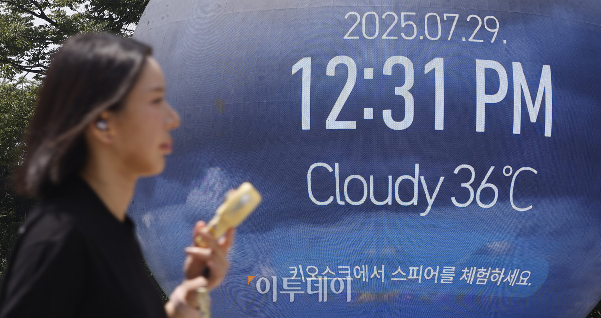 ▲서울 낮 최고기온이 37도를 기록하는 등 전국 대부분 지역에 폭염이 기승을 부린 29일 서울 송파구 석촌호수 인근 미디어아트 시설물에 온도가 표시돼 있다. 조현호 기자 hyunho@