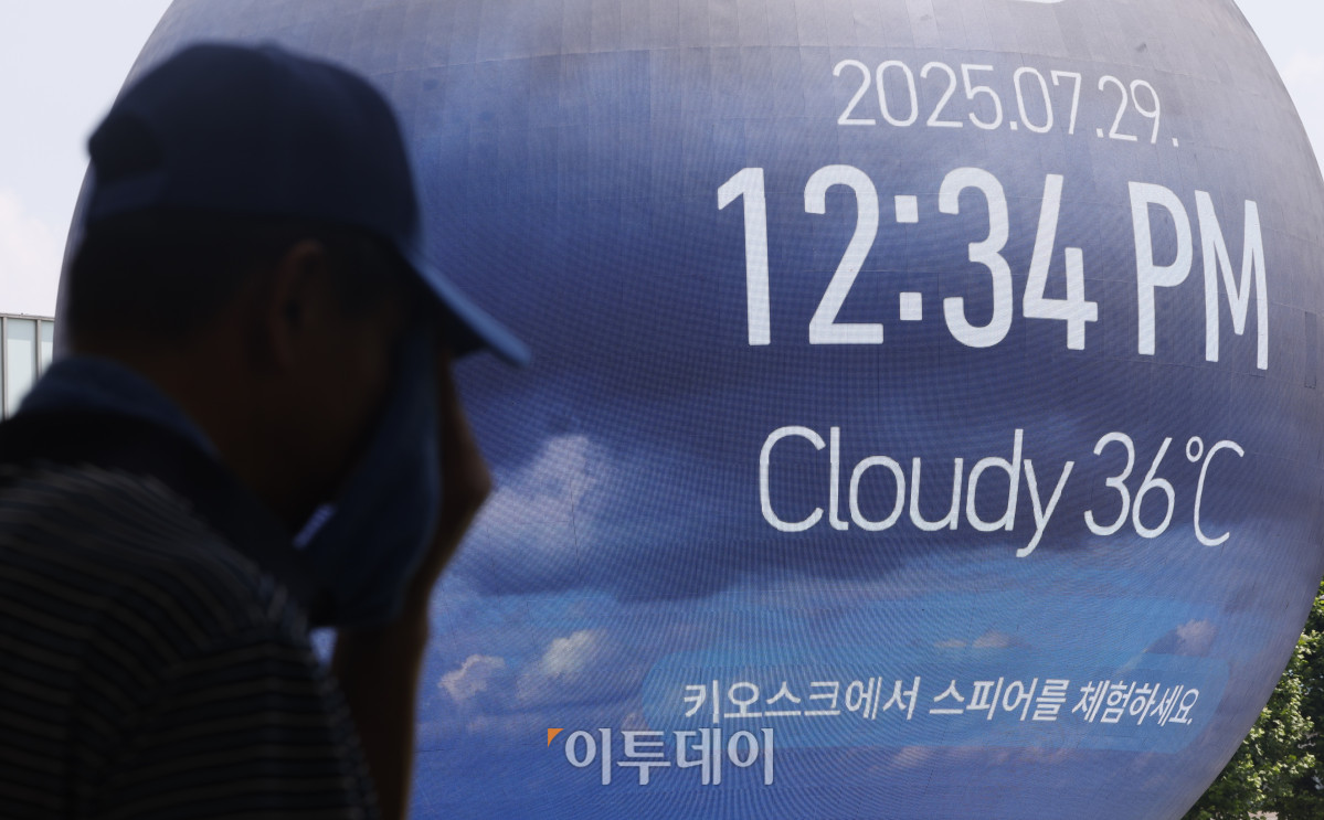 ▲서울 낮 최고기온이 37도를 기록하는 등 전국 대부분 지역에 폭염이 기승을 부린 29일 서울 송파구 석촌호수 인근 미디어아트 시설물에 온도가 표시돼 있다. 조현호 기자 hyunho@