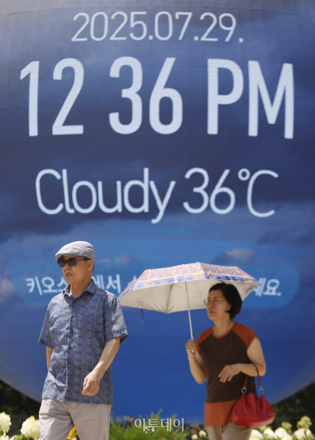 ▲서울 낮 최고기온이 37도를 기록하는 등 전국 대부분 지역에 폭염이 기승을 부린 29일 서울 송파구 석촌호수 인근 미디어아트 시설물에 온도가 표시돼 있다. 조현호 기자 hyunho@