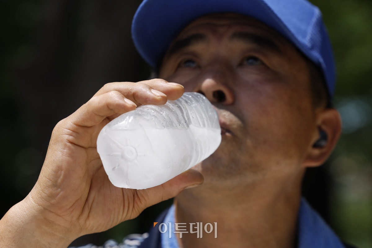 ▲서울 낮 최고기온이 37도를 기록하는 등 전국 대부분 지역에 폭염이 기승을 부린 29일 서울 송파구 석촌호수 인근에서 한 시민이 얼음물을 마시며 더위를 식히고 있다. 조현호 기자 hyunho@