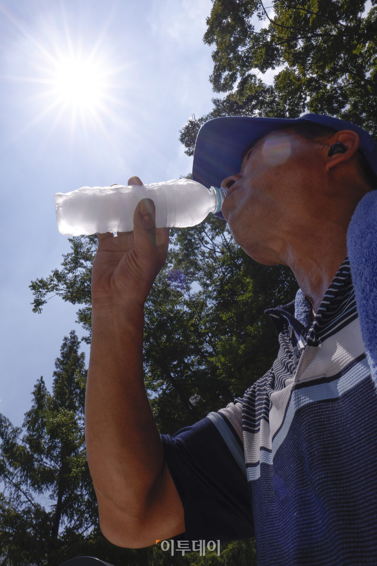 ▲서울 낮 최고기온이 37도를 기록하는 등 전국 대부분 지역에 폭염이 기승을 부린 29일 서울 송파구 석촌호수 인근에서 한 시민이 얼음물을 마시며 더위를 식히고 있다. 조현호 기자 hyunho@