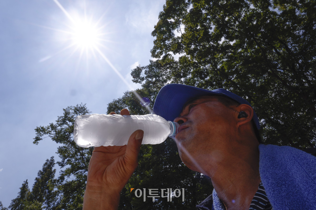 ▲서울 낮 최고기온이 37도를 기록하는 등 전국 대부분 지역에 폭염이 기승을 부린 29일 서울 송파구 석촌호수 인근에서 한 시민이 얼음물을 마시며 더위를 식히고 있다. 조현호 기자 hyunho@