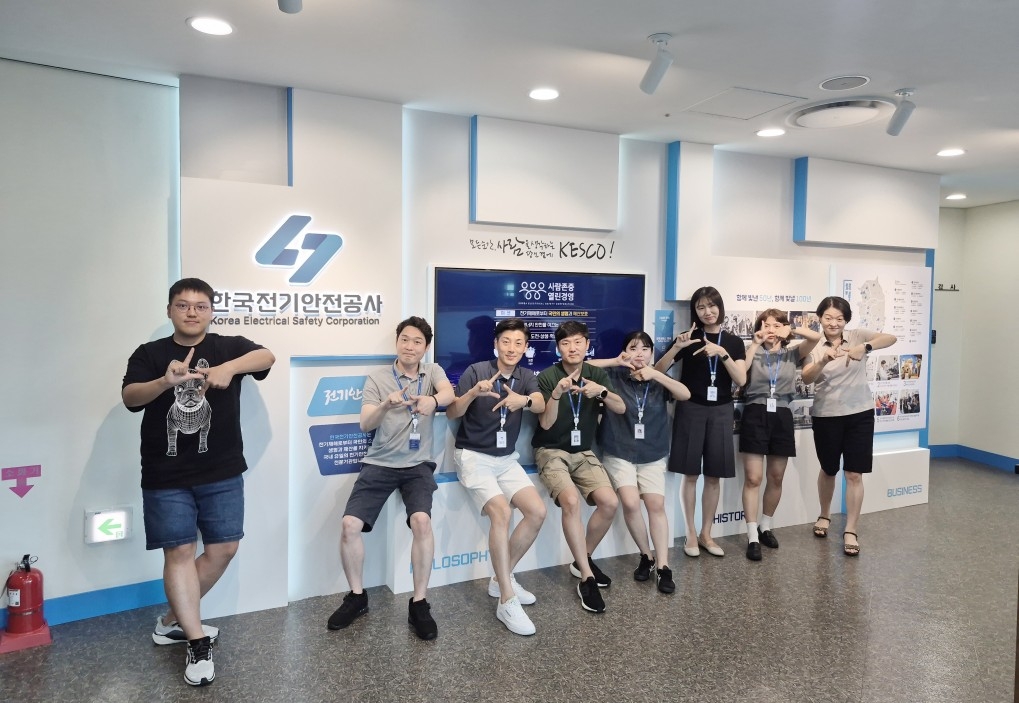 ▲반바지 입은 한국전기안전공사 직원들 (한국전기안전공사)