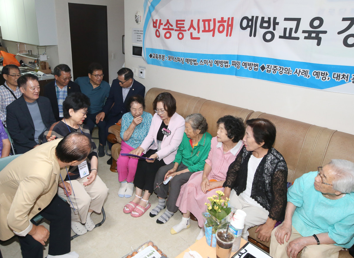 ▲경로당 어르신 안전한 여름나기 현장소통 장면. (사진제공=용산구)