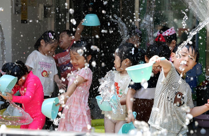 ▲ 광주 북구청직장어린이집 앞마당에서 아이들이 물놀이를 하며 더위를 식히고 있다. (뉴시스)