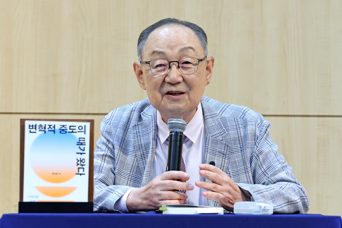 ▲ 백낙청 서울대 명예교수가 29일 서울 서울 마포구 창비서교사옥에서 신간 '변혁적 중도의 때가 왔다' 출간 기념 기자간담회를 하고 있다. (뉴시스)