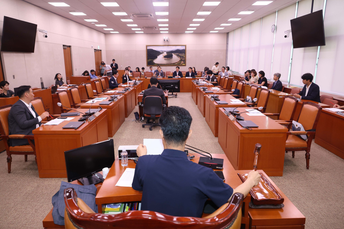 ▲이원택 국회 농해수위 농림축산식품법안심사소위 위원장이 29일 오전 서울 여의도 국회에서 열린 농림축산식품해양수산위원회 농림축산식품법안심사소위원회에서 의사봉을 두드리고 있다. 2025.07.29.  (뉴시스)