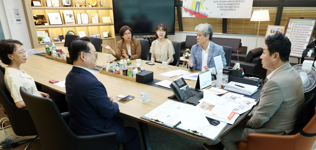 ▲28일, 경기도의회 의장실에서 열린 ‘공공 치과병원 설립 추진 간담회’에서 참석자들이 고령층과 치매환자 대상 공공 치과 진료체계 마련 방안에 대해 논의하고 있다.(대한치매구강건강협회 제공)