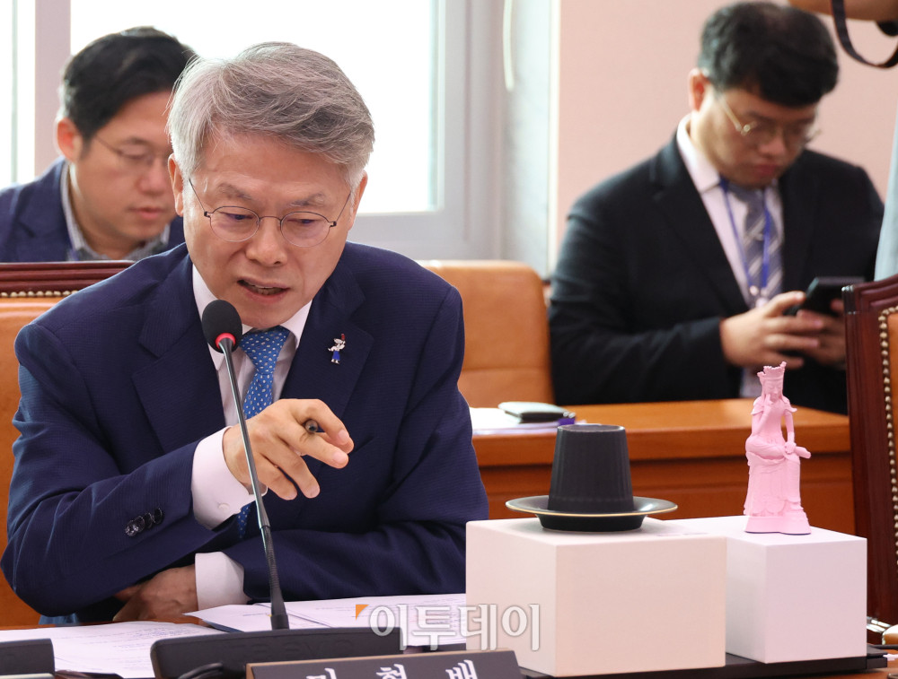 ▲민형배 더불어민주당 의원이 29일 서울 여의도 국회 문화체육관광위원회에서 열린 최휘영 문화체육관광부 장관 후보자 인사청문회에서 넷플릭스를 통해 공개된 애니메이션 '케이팝 데몬 헌터스'의 인기를 설명하며 국립중앙박물관에서 만든 문화상품 '반가사유상 미니어처'와 '갓잔'을 소개하고 있다. 고이란 기자 photoeran@ (이투데이DB)