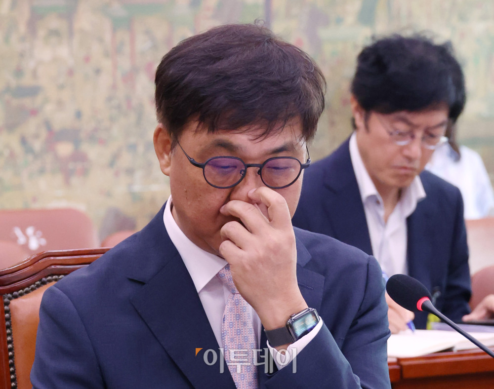 ▲최휘영 문화체육관광부 장관 후보자가 29일 서울 여의도 국회 문화체육관광위원회에서 열린 인사청문회에서 얼굴을 만지고 있다. 고이란 기자 photoeran@