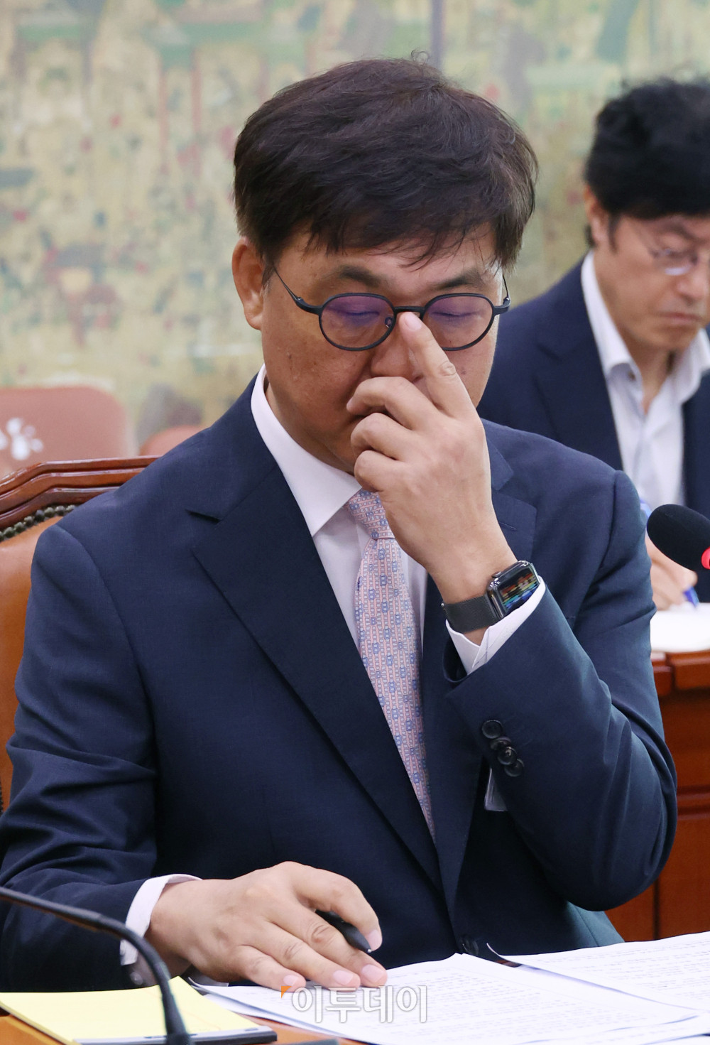 ▲최휘영 문화체육관광부 장관 후보자가 29일 서울 여의도 국회 문화체육관광위원회에서 열린 인사청문회에서 안경을 고쳐쓰고 있다. 고이란 기자 photoeran@