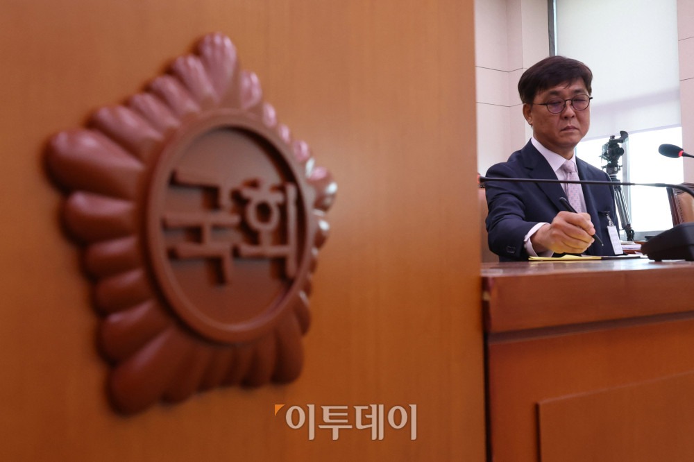 ▲최휘영 문화체육관광부 장관 후보자가 29일 서울 여의도 국회 문화체육관광위원회에서 열린 인사청문회에서 의원 질의를 들으며 필기를 하고 있다. 고이란 기자 photoeran@