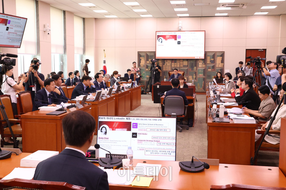 ▲최휘영 문화체육관광부 장관 후보자가 29일 서울 여의도 국회 문화체육관광위원회에서 열린 인사청문회에서 후보자 자녀 관련 의원 질의에 답하고 있다. 고이란 기자 photoeran@