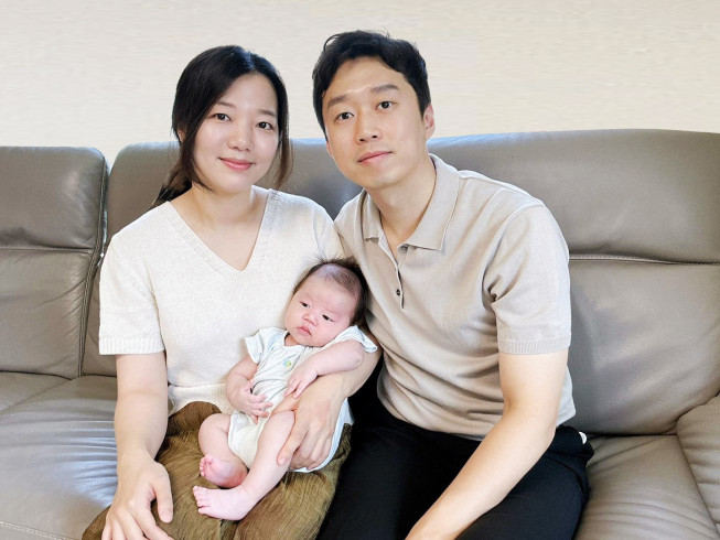 ▲한화 육아동행지원금의 100번째 주인공인 원소라 아워홈 책임과 가족의 모습이다. (사진제공=아워홈)