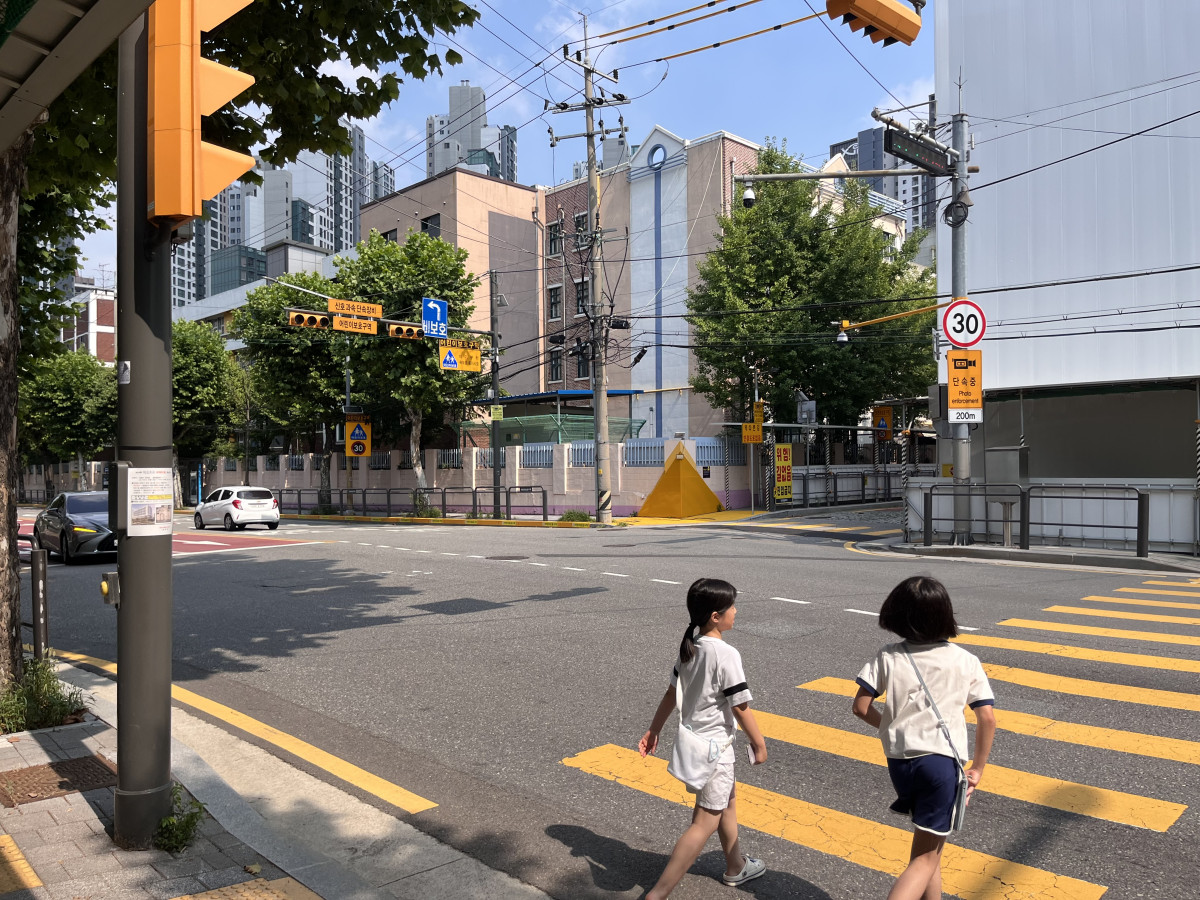 ▲29일 서울 서초구 서이초사거리 앞. 어린이들이 '아크로 드 서초' 1단지에서 2단지 방향으로 길을 건너고 있다. 정면에 서이초가 보인다. (정유정 기자 @oiljung)