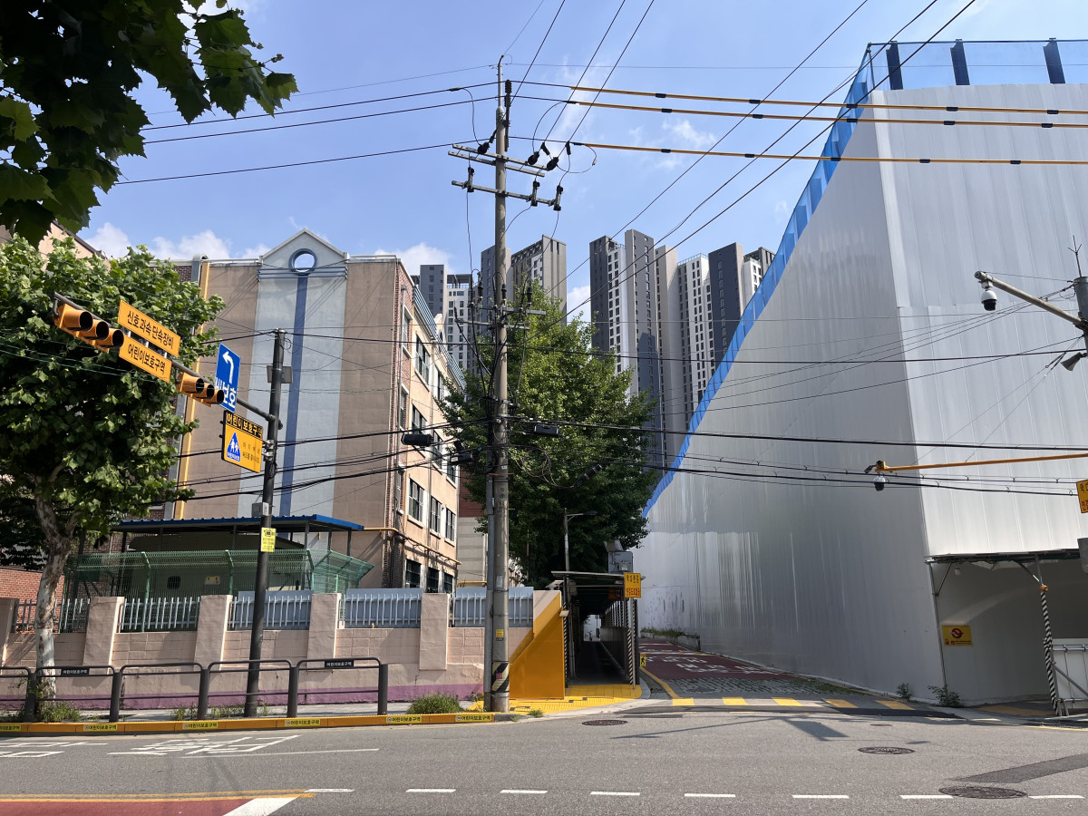 ▲29일 서울 서초구 '아크로 드 서초' 2단지와 서이초 사이 도로 모습 (정유정 기자 @oiljung)