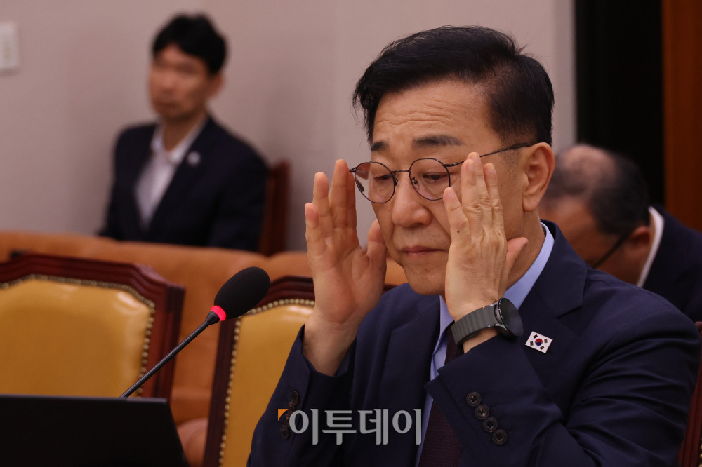 ▲김윤덕 국토교통부 장관 후보자가 29일 서울 여의도 국회 국토교통위원회에서 열린 인사청문회에서 안경을 고쳐쓰고 있다. 고이란 기자 photoeran@