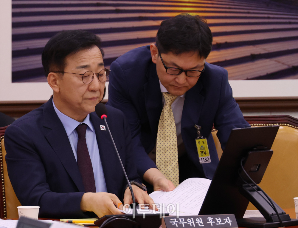 ▲김윤덕 국토교통부 장관 후보자가 29일 서울 여의도 국회 국토교통위원회에서 열린 인사청문회에서 관계자와 자료를 살펴보고 있다. 고이란 기자 photoeran@