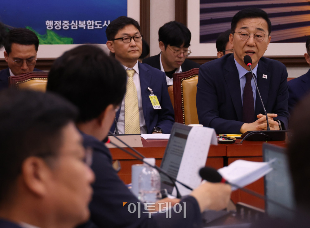 ▲김윤덕 국토교통부 장관 후보자가 29일 서울 여의도 국회 국토교통위원회에서 열린 인사청문회에서 의원 질의에 답하고 있다. 고이란 기자 photoeran@