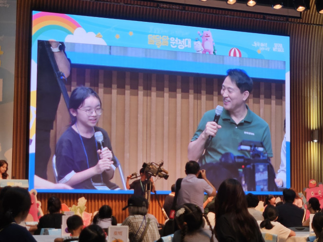 ▲ 오세훈 서울시장이 29일 시청에서 열린 '덜달달 원정대' 발대식 행사에서 어린이 참가자와 얘기를 나누고 있다. (사진 = 정용욱 기자 dragon@)