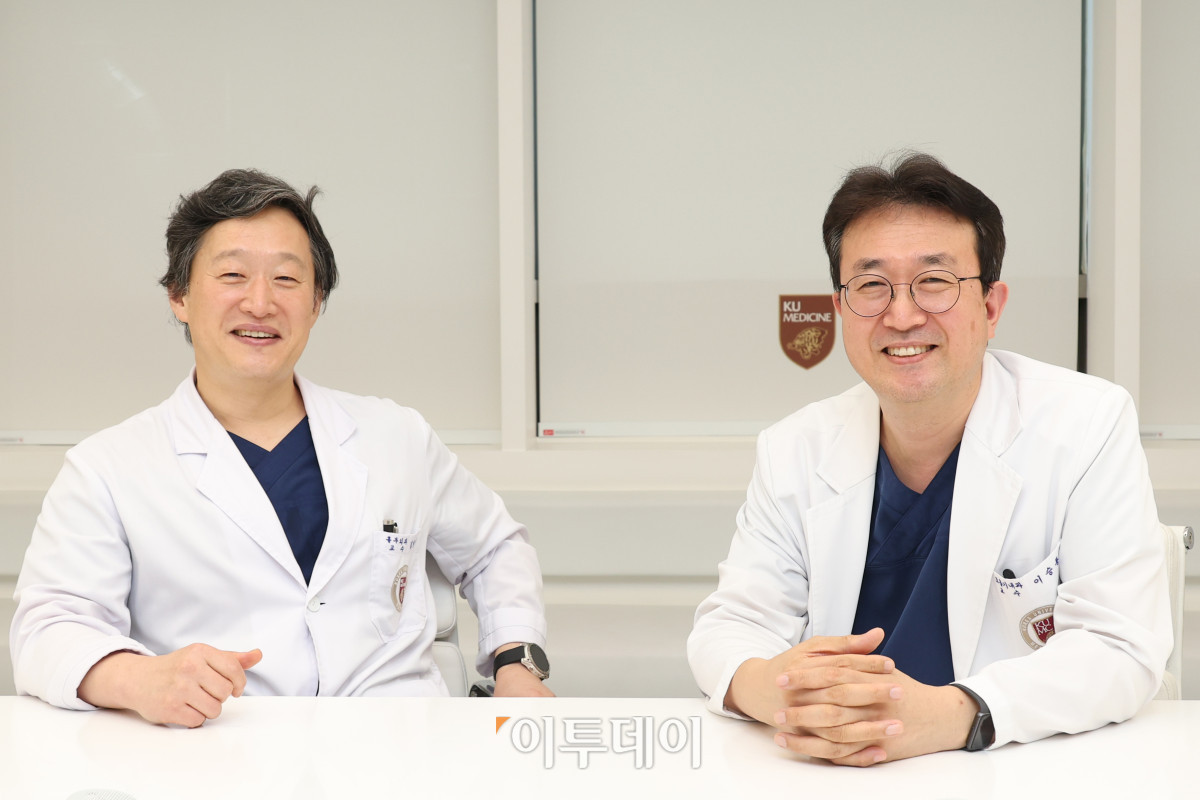 ▲이승룡(오른족) 고려대학교구로병원 호흡기·알레르기내과 교수와 김현구 심장혈관흉부외과 교수가 서울 고대구로병원 신관 심학기룸에서 본지와 인터뷰를 하고 있다. 고이란 기자 photoeran@