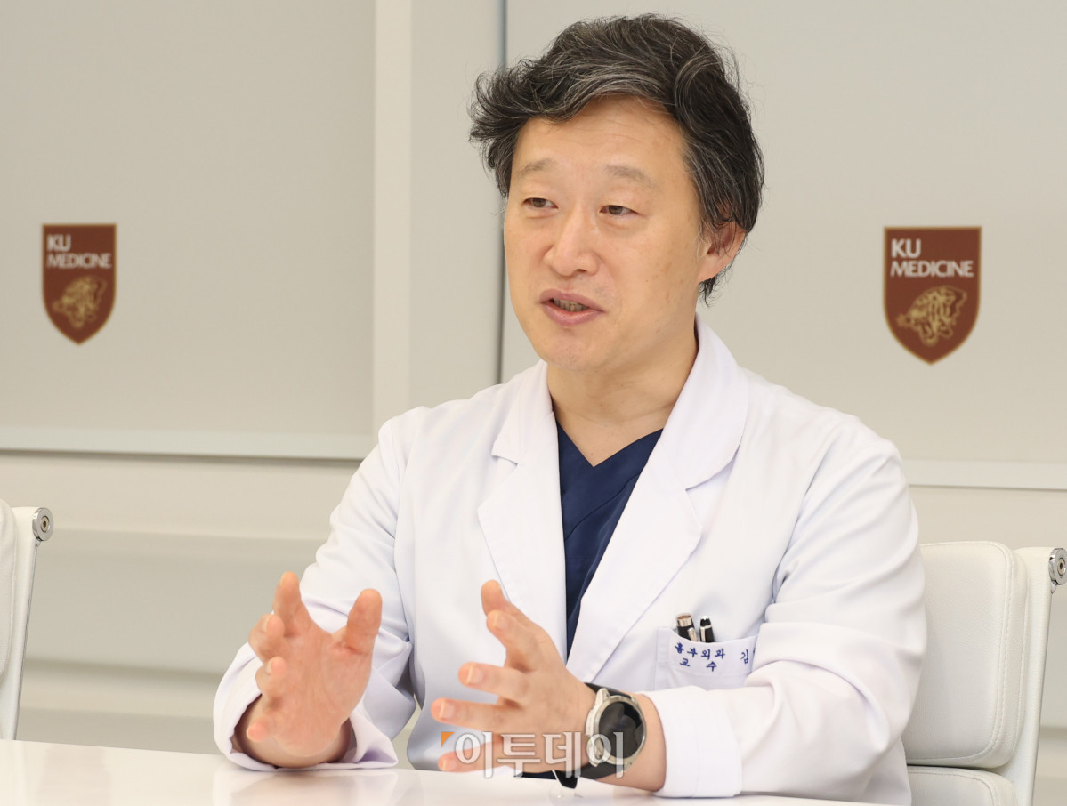 ▲김현구 고려대학교구로병원 심장혈관흉부외과 교수는 ”일본에서는 극히 초기 단계에 폐암을 발견해 수술하는 경우 5년 생존율이 99%에 육박한다는 연구 결과도 발표된 바 있다”면서 조기 검진이 매우 중요하다고 강조했다. 고이란 기자 photoeran@