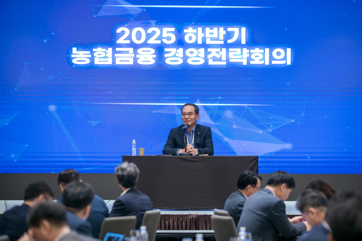 ▲28일 개최된 경영전략회의에서 이찬우 NH농협금융지주 회장이 회의를 주재하고 있다. (사진제공=NH농협금융)