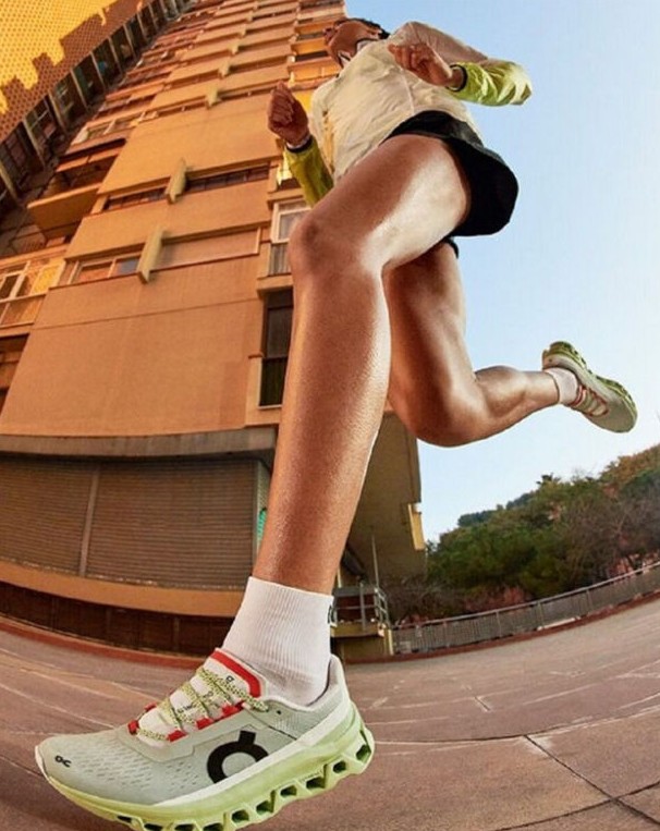 ▲온러닝 대표 러닝화 '클라우드 몬스터' 착용샷 (사진제공=온러닝)