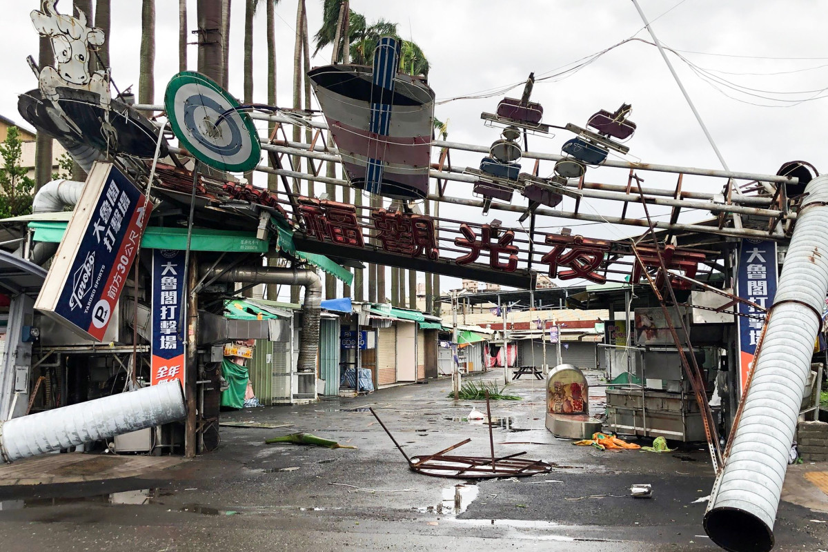 ▲7일(현지시간) 대만 서부 해안의 한 야시장 간판이 태풍 다나스에 의해 쓰러진 모습. (대만/AFP연합뉴스)