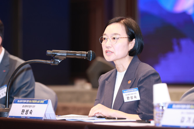 ▲한성숙 중소벤처기업부 장관이 29일 서울 영등포구 중소기업중앙회에서 열린 '중소기업단체 소통 간담회'에서 모두 발언을 하고 있다. (사진제공=중소벤처기업부)