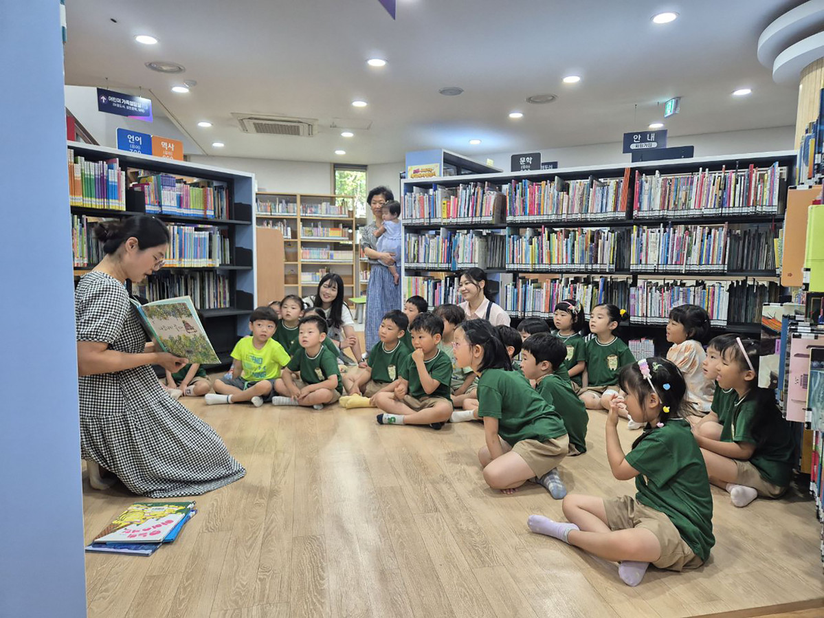 ▲중원어린이도서관에서 아이들에게 그림책을 읽어주며 독서문화 프로그램을 진행하고 있다. (성남시)