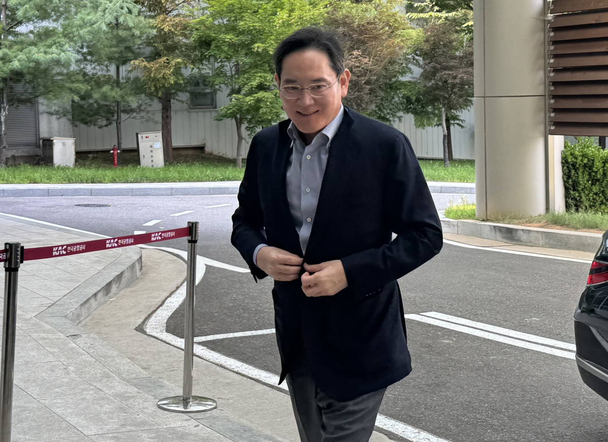 ▲이재용 삼성전자 회장이 29일 서울 강서구 서울김포비즈니스항공센터(SGBAC)를 통해 워싱턴으로 출국하고 있다.  (사진-연합뉴스)