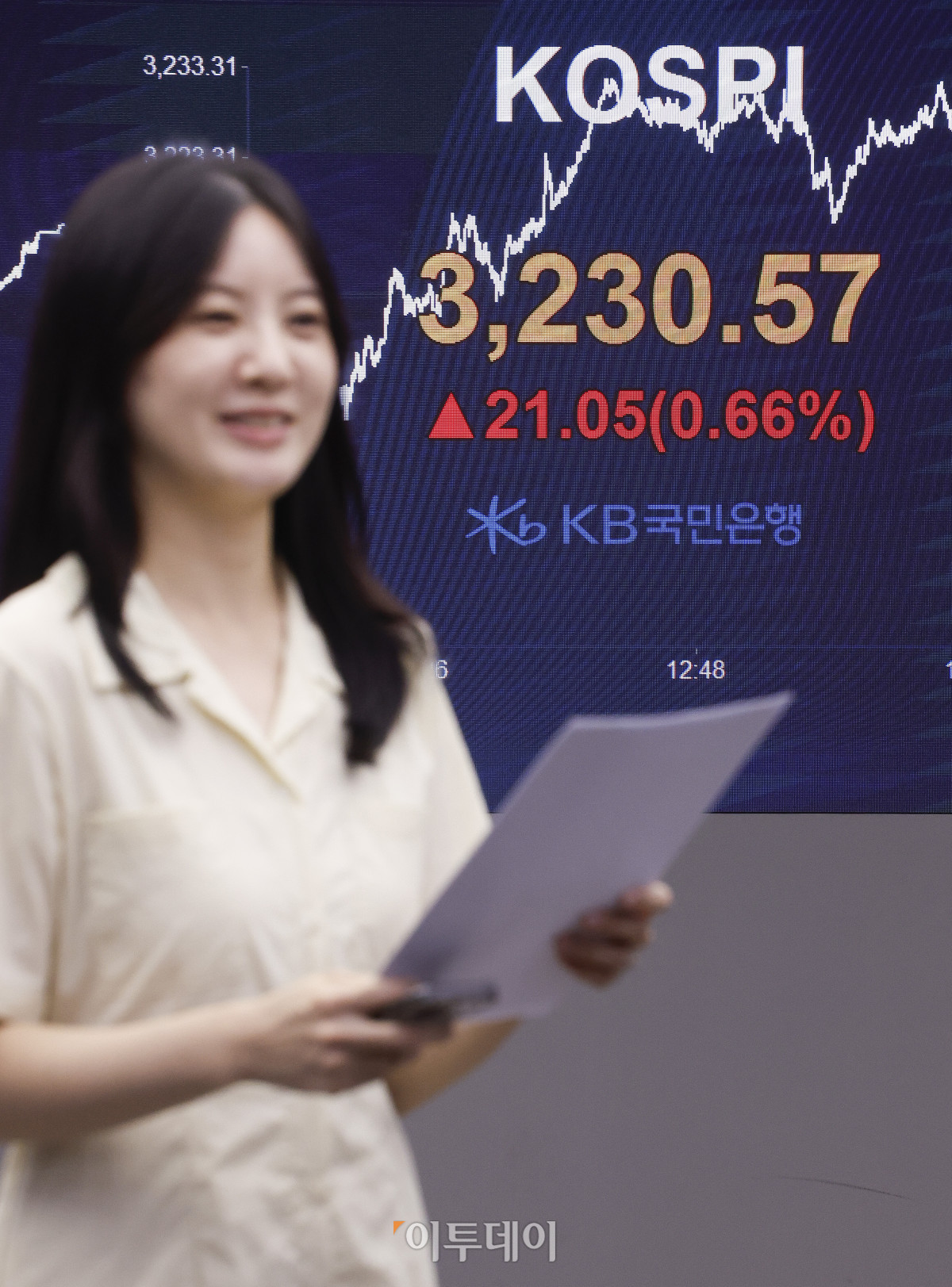 ▲코스피가 5거래일 연속 상승하며 4년만에 최고치를 경신한 29일 서울 영등포구 KB국민은행 딜링룸 전광판에 코스피가 표시돼 있다. 이날 코스피 지수는 전 거래일보다 21.05(0.66%)포인트 상승한 3230.57을 나타냈다. 코스피가 3230선에 도달한 것은 2021년 8월 3일(3237.14) 이후 4년여만이다. 조현호 기자 hyunho@