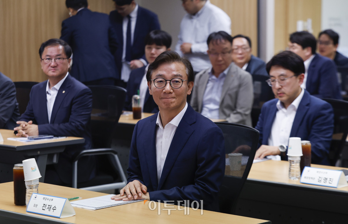 ▲전재수 해양수산부 장관이 29일 서울 영등포구 한국해운협회에서 열린 차세대 쇄빙연구선 건조계약 체결식에 참석해 있다. 조현호 기자 hyunho@