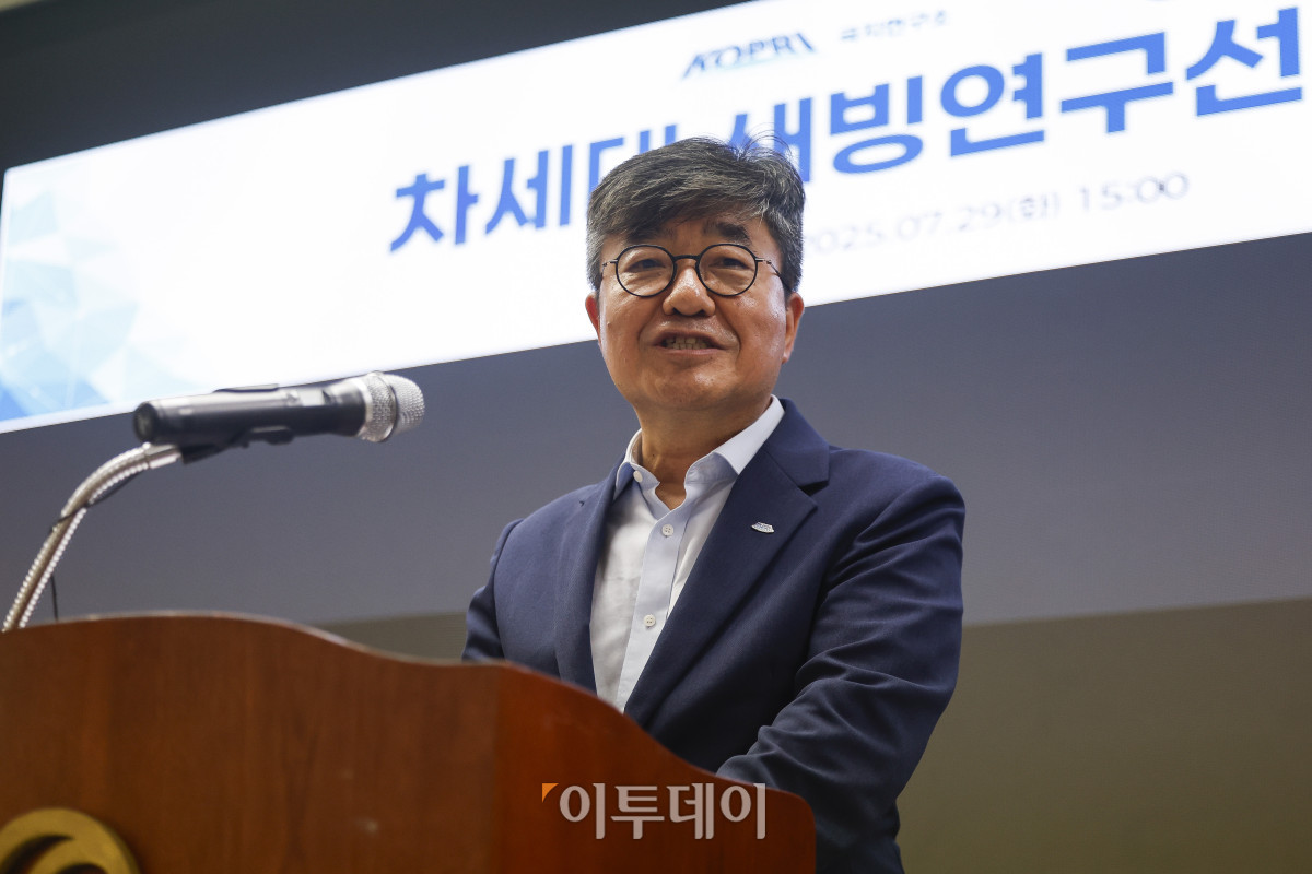 ▲신형철 극지연구소장이 29일 서울 영등포구 한국해운협회에서 열린 차세대 쇄빙연구선 건조계약 체결식에서 인사말을 하고 있다. 조현호 기자 hyunho@
