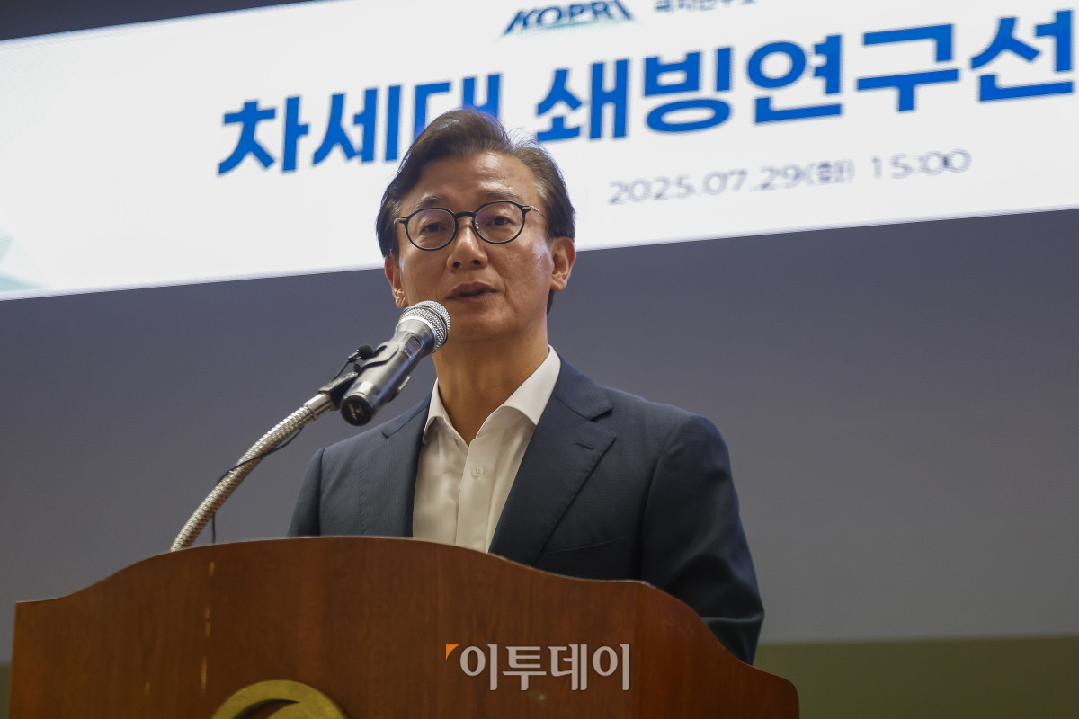 ▲전재수 해양수산부 장관이 29일 서울 영등포구 한국해운협회에서 열린 차세대 쇄빙연구선 건조계약 체결식에서 축사를 하고 있다. 조현호 기자 hyunho@