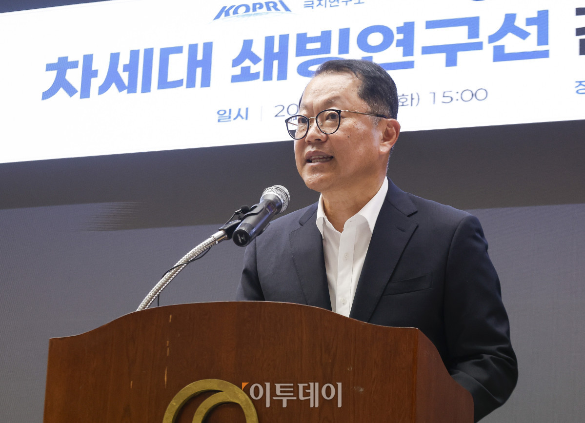 ▲김희철 한화오션 대표이사가 29일 서울 영등포구 한국해운협회에서 열린 차세대 쇄빙연구선 건조계약 체결식에서 인사말을 하고 있다. 조현호 기자 hyunho@