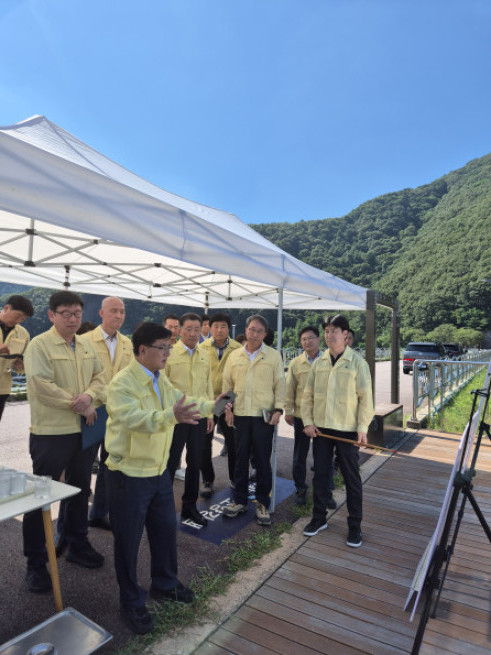 ▲김성환 환경부 장관이 29일 강원 춘천 소양강댐을 찾아 녹조 발생 현황을 점검하고 있다. (환경부)