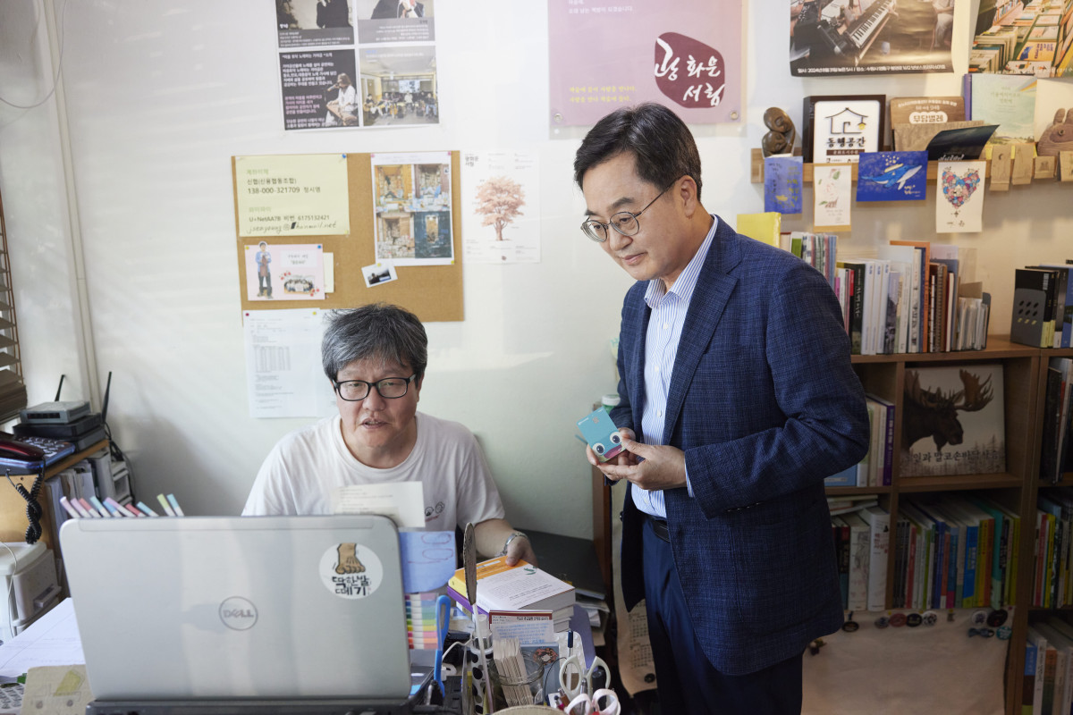 ▲김동연 경기도지사가 지역화폐로 직접 책을 계산했다. (경기도)