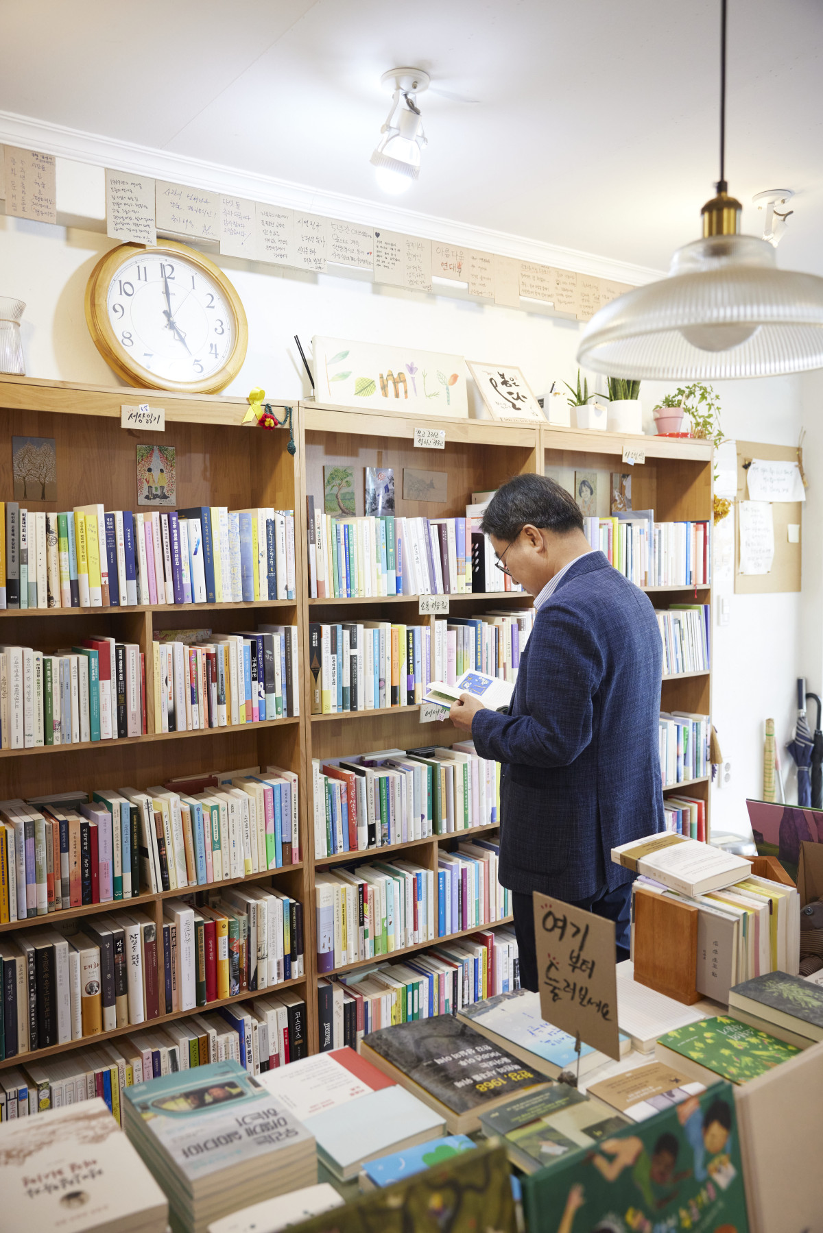 ▲김동연 경기도지사가 29일 수원 장안구 광화문서림에서 책장을 살펴보고 있다. (경기도)