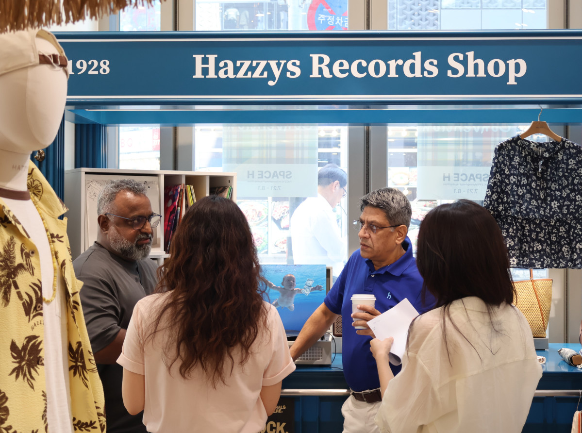 ▲인도 바이어가 ﻿2026년 봄·여름 시즌(26SS) 글로벌 수주회에서 헤지스 제품을 살피며 관계자들과 대화를 나누고 있다. (사진제공=LF)