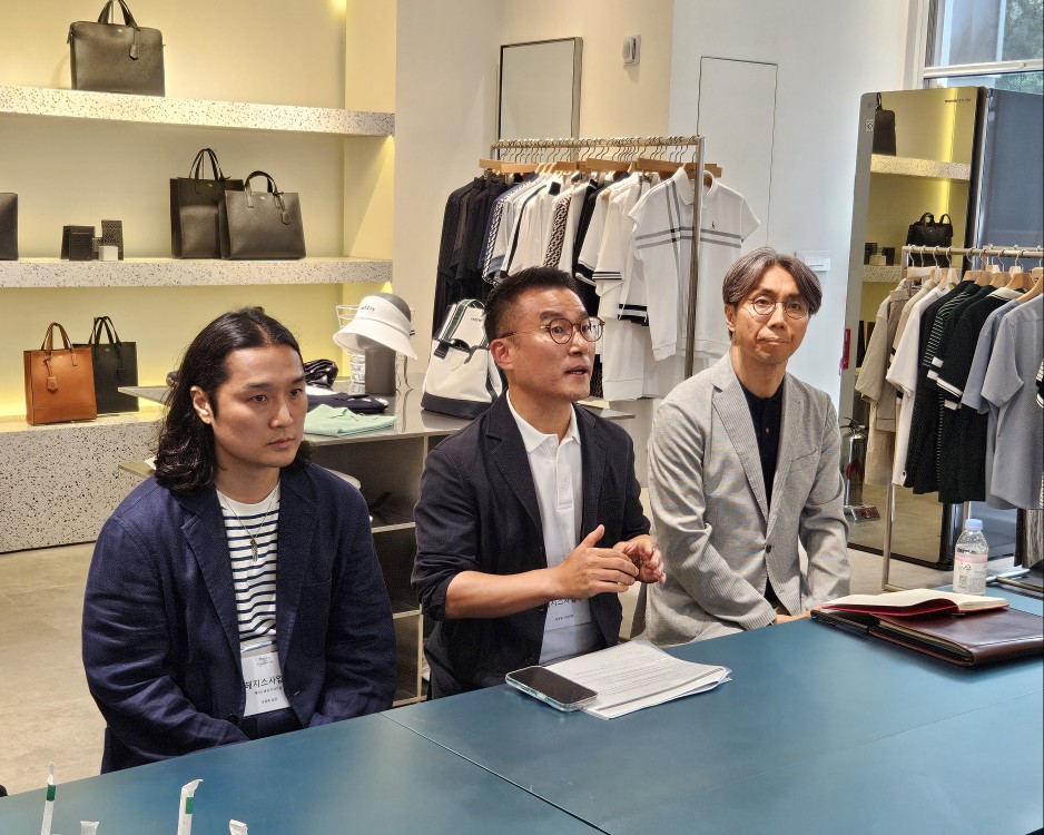 ▲(왼쪽부터)우종욱 헤지스 남성 디자인실장, 최우일 LF 헤지스 사업부장, 안용섭 LF 해외사업부장이 29일 서울 중구 명동 ﻿헤지스 플래그십 스토어 ‘스페이스H’에서 미디어를 대상으로 간담회를 진행하고 있다. (문현호 기자 m2h@)