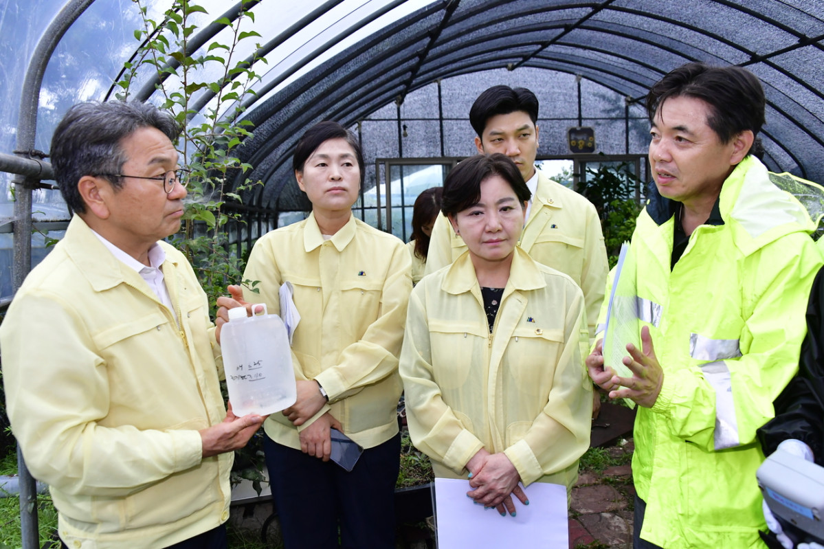 ▲광주 광산구 하남산단 일대 지하수에서 발암물질이 측정된 것이 뒤늦게 드러나 강기정 광주시장과 시의회 환경복지위원들이 현장을 점검하고 있다. (연합뉴스)