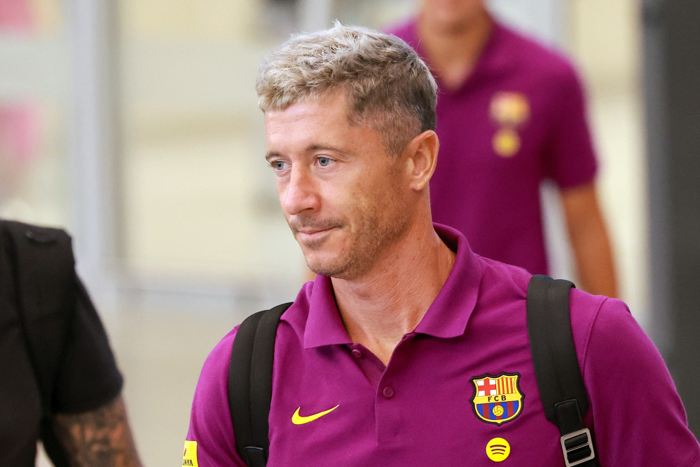 ▲프리시즌 투어 중인 스페인 프로축구 FC바르셀로나의 공격수 로베르트 레반도프스키가 29일 인천국제공항 제2여객터미널을 통해 입국하고 있다.  (연합뉴스)