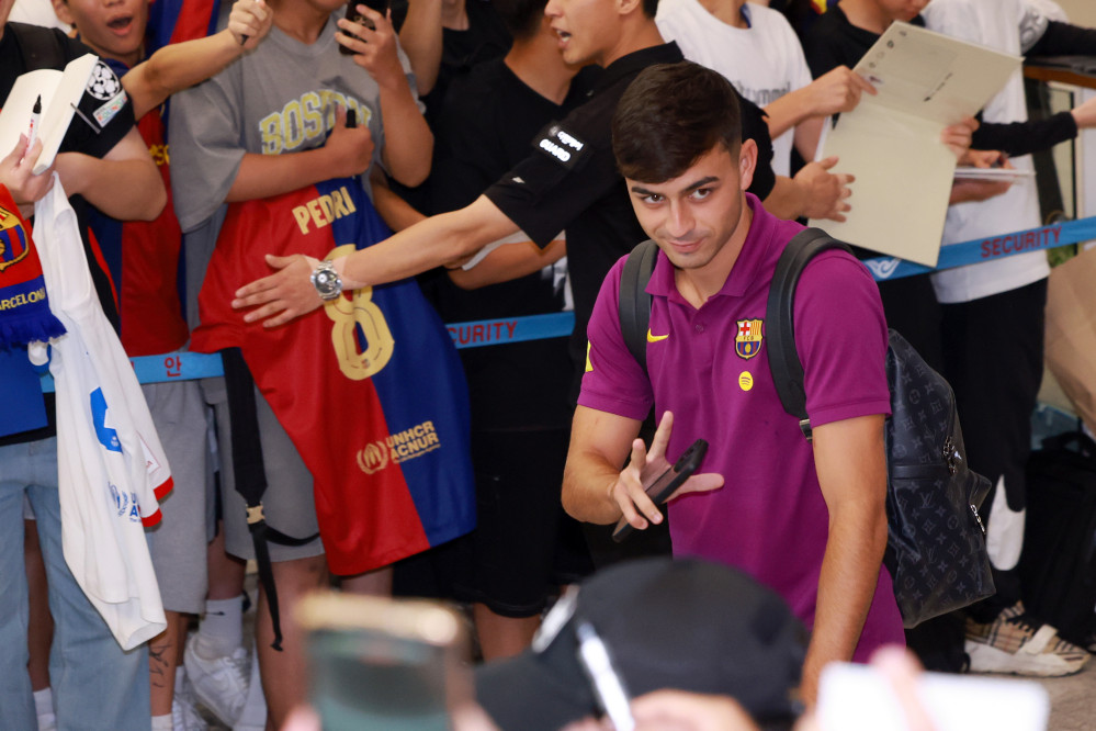 ▲프리시즌 투어 중인 스페인 프로축구 FC바르셀로나의 페드리가 29일 인천국제공항 제2여객터미널을 통해 입국하고 있다. (연합뉴스)