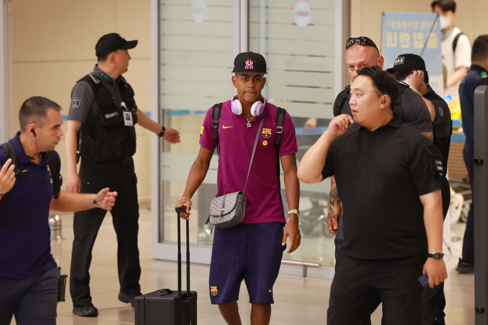 ▲프리시즌 투어 중인 스페인 프로축구 FC바르셀로나의 신성 라민 야말이 29일 인천국제공항 제2여객터미널을 통해 입국하고 있다. (연합뉴스)