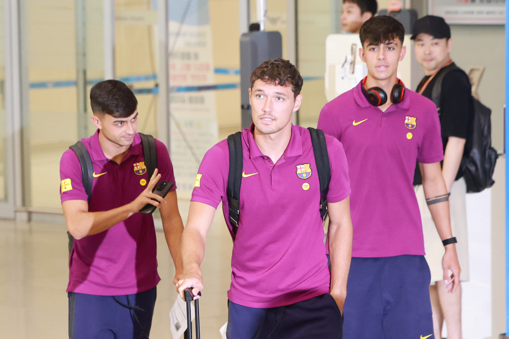 ▲ 프리시즌 투어 중인 스페인 프로축구 FC바르셀로나의 페드리(왼쪽부터), 안드레아스 크리스텐센, 마르크 베르날이 29일 인천국제공항 제2여객터미널을 통해 입국하고 있다. (연합뉴스)