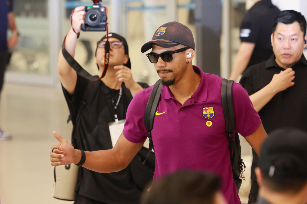 ▲프리시즌 투어 중인 스페인 프로축구 FC바르셀로나의 로날드 아라우호가 29일 인천국제공항 제2여객터미널을 통해 입국하고 있다. (연합뉴스)