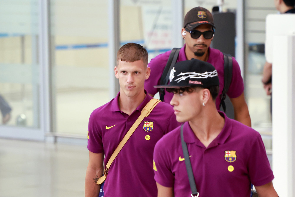 ▲ 프리시즌 투어 중인 스페인 프로축구 FC바르셀로나의 엑토르 포트(앞쪽부터), 다니 올모, 로날드 아라우호가 29일 인천국제공항 제2여객터미널을 통해 입국하고 있다. (연합뉴스)